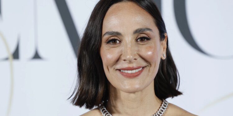 Tamara Falcó se embarca en el crucero más exclusivo del verano con un look boho de Johanna Ortiz y pantalones de seda de más de 1.000 euros