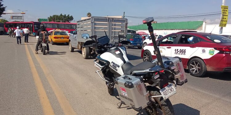 Taxistas foráneos cierran crucero del aeropuerto