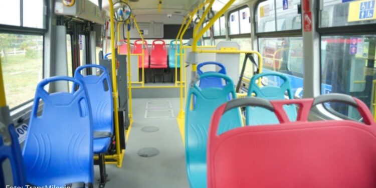 - TransMilenio estrena sillas aguamarinas para los “viajes de cuidado” en su flota eléctrica