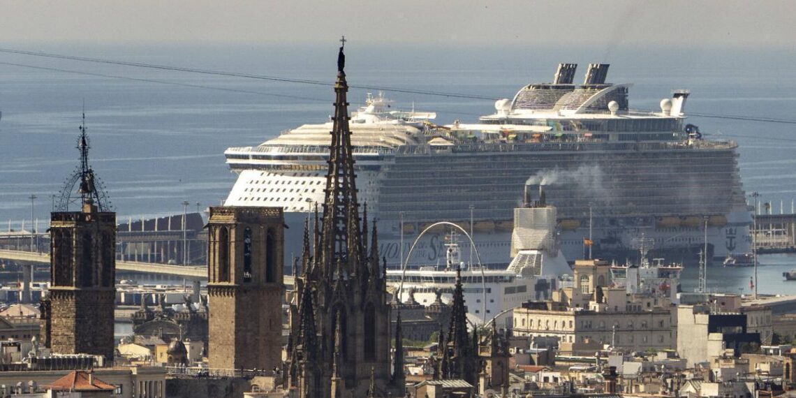 Vistas de Barcelona con un crucero al fondo, en el muelle Adossat, el pasado mayo.
