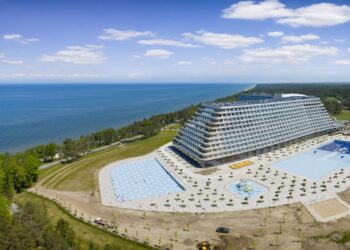 Un hotel con forma de crucero, parque acuático y 1.200 habitaciones de hasta 60 metros cuadrados desata una avalancha de reservas: una petición cada 16 segundos en las primeras horas