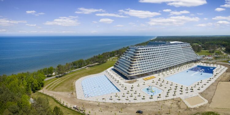 Un hotel con forma de crucero, parque acuático y 1.200 habitaciones de hasta 60 metros cuadrados desata una avalancha de reservas: una petición cada 16 segundos en las primeras horas