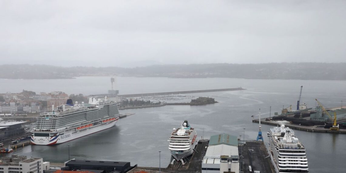 Una triple escala de cruceros deja en A Coruña más de 7.600 pasajeros