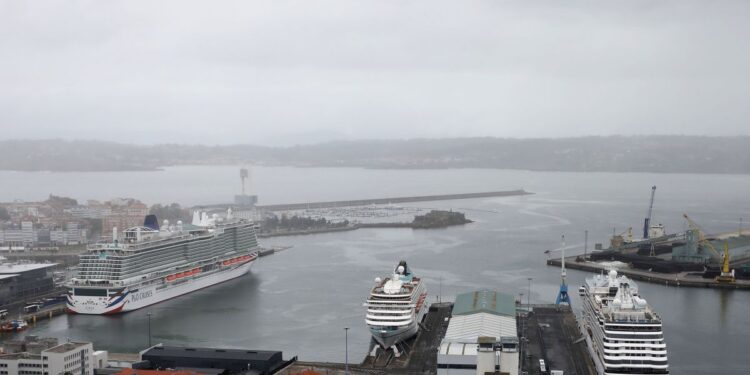 Una triple escala de cruceros deja en A Coruña más de 7.600 pasajeros