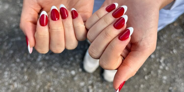 Uñas cherry french: la manicura de inspiración reto que las más elegantes llevarán en verano 2026