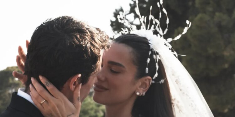 Uñas elegantes para novias, Dua Lipa lució la manicura nupcial que vale la pena llevar siempre