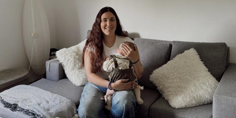 Aroa Molanes con su hijo Gabriel en brazos.