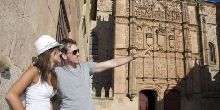 Economía.-Las agencias de viaje prevén un verano activo con repunte de reservas de última hora y destinos diversificados