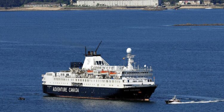El crucero «Ocean Endeavour» en medio de la Ría de Vigo.