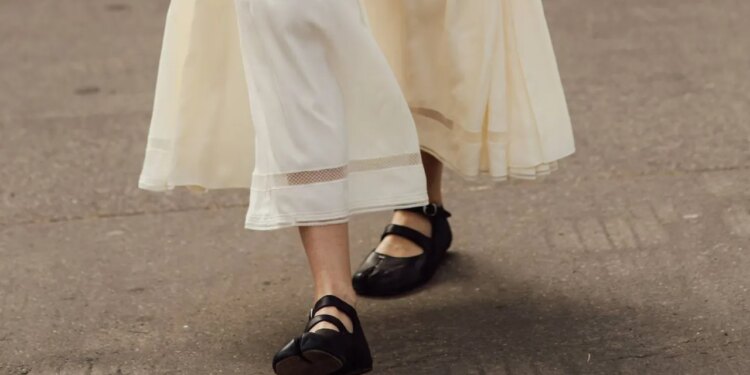 Zapatos planos negros en tendencia: cómo llevarlos con vestidos, faldas y jeans este verano 2026