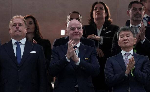 ¿Cómo hace Infantino para estar en casi todos los partidos del Mundial? Este es el costo ambiental de sus viajes