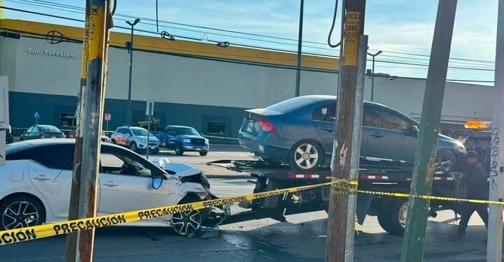 Aparatoso choque en céntrico crucero dejo saldo de un muerto y dos lesionados, responsable escapo a pie.