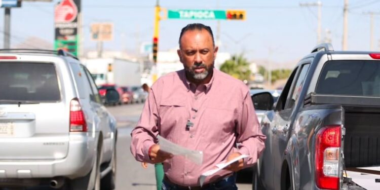 Encabeza alcalde jornada de volanteo informativo en cruceros de Juárez
