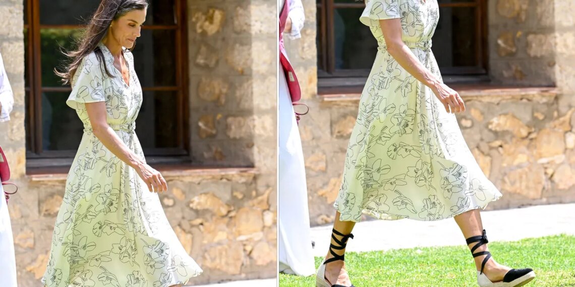Alpargatas de cuña corrida y vestido de flores, la reina Letizia combina este dúo clásico y elegante