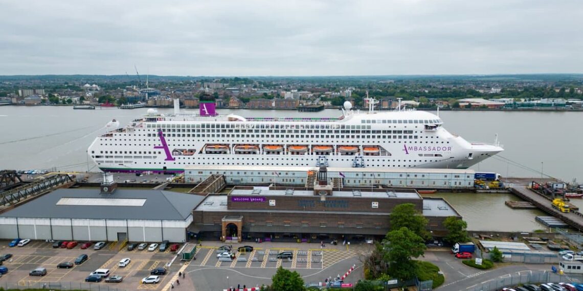 Ambassador Cruise Line presenta sus cruceros y experiencias a bordo para Navidad 2026