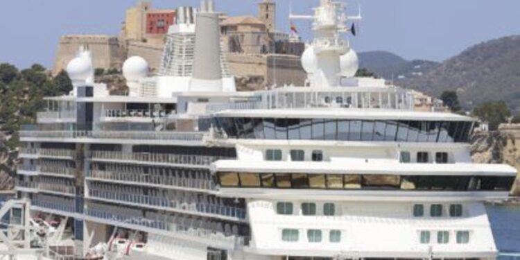 Llama la atención: el caos que se monta cada vez que llegan varios cruceros al puerto de Ibiza