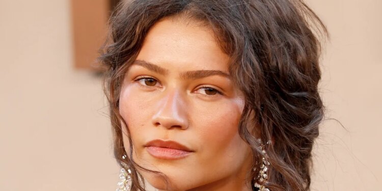 Fresh, Sun-Kissed, and Blurred—Minimalist Makeup Has a New Look
