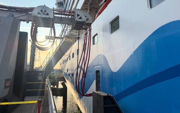 Cruceros y ferries ya se conectan a energía en tierra en Portsmouth