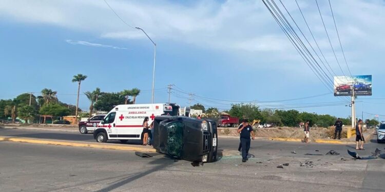 Camioneta termina volcada tras fuerte choque en transitado crucero de Los Mochis