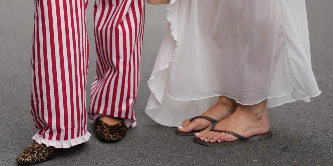Flip flops, 8 modelos de chanclas de tiras que SÍ son elegantes en en verano 2026
