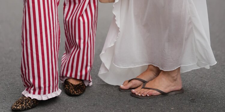 Flip flops, 8 modelos de chanclas de tiras que SÍ son elegantes en en verano 2026