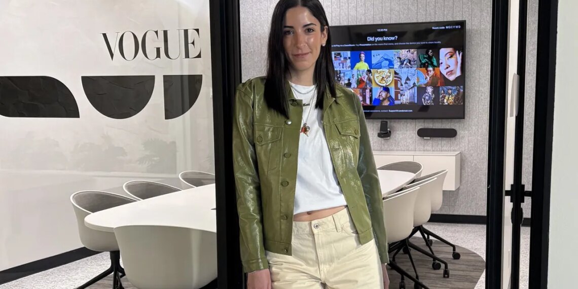 Los jeans beige para lucir elegante con zapatos planos en verano 2026
