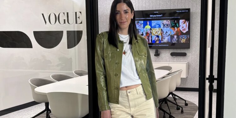 Los jeans beige para lucir elegante con zapatos planos en verano 2026