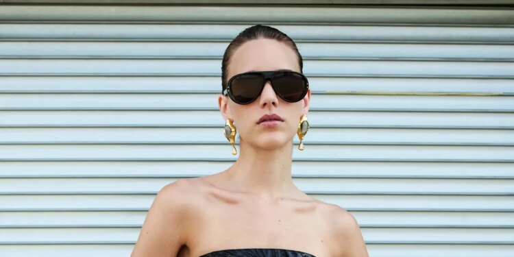 Cómo llevar zapatos de tacón de colores para lucir con vestidos midi elegantes en verano 2026