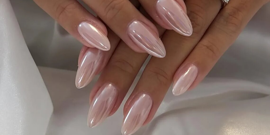 Cómo llevar las uñas glass, la manicure más brillante y sutil en verano 2026