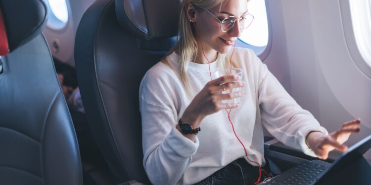 Videollamadas a bordo, streaming y juegos en línea con wifi de alta velocidad: las aerolíneas que ofrecen el servicio de Starlink