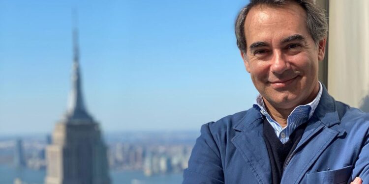 Lo que un piloto y comandante de Boeing 787 quiere que sepas antes de subir al avión este verano: turbulencias, modo avión y otros consejos para viajar mejor