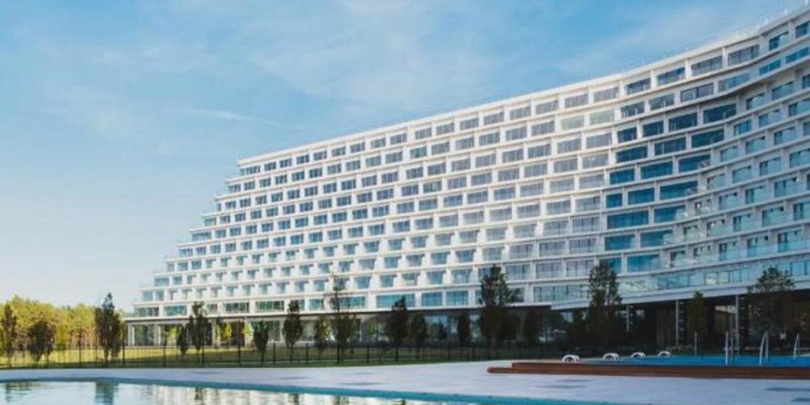 Imagen del hotel Gołębiewski de Pobierowo, en Polonia, con forma de crucero y vistas al mar Báltico