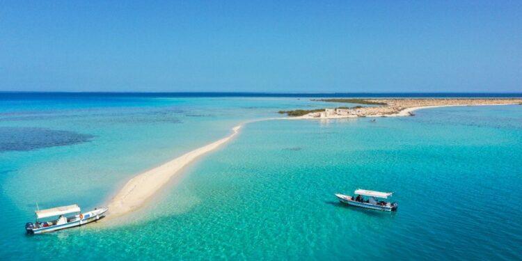 Playas de agua turquesa, dunas doradas y ‘resorts’ de lujo: el Mar Rojo Saudí lo tiene todo para unas vacaciones diferentes