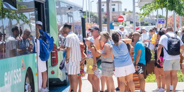 Cuatro cruceros a la vez en Ibiza: desembarcan más de 7.900 personas sin generarse colapso y caos