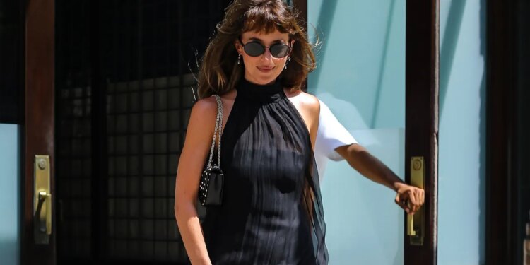 Dakota Johnson en la boda de Taylor Swift: Llevó las sandalias de tacón con moño en tendencia para verano 2026