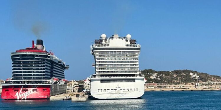 El Gen-Gob pide que se prohíba la llegada de cruceros a Ibiza: "monstruos contaminantes"