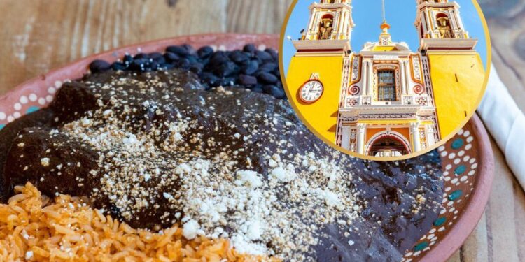 Este es el Pueblo Mágico de Puebla que tiene una Ruta del Mole y es famoso por la pirámide más grande del mundo, un santuario y 46 arcos