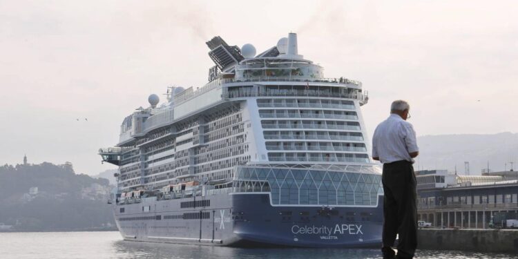 El crucero «Celebrity Apex», atracado este sábado en Vigo.