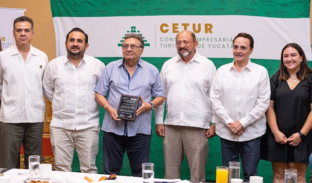 El empresario Jorge Torre Loría, exsecretario de Turismo de Yucatán y expresidente del Consejo Empresarial Turístico de Yucatán (CETUR) con reconocimiento en mano acompañado por director del consejo  de empresarios de la industria sin chimeneas