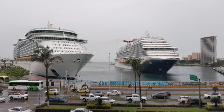 Se registra doble arribo de cruceros en Puerto Vallarta