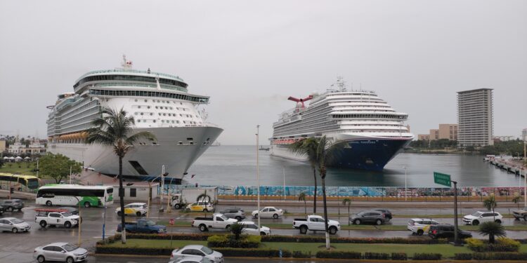 Se registra doble arribo de cruceros en Puerto Vallarta