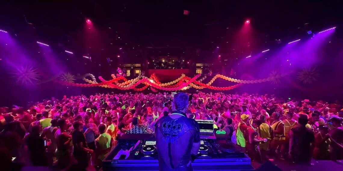 El DJ en una de las sesiones del crucero de la empresa Atlantis