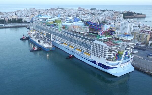 Legend of the Seas recibe biocombustible en Cádiz