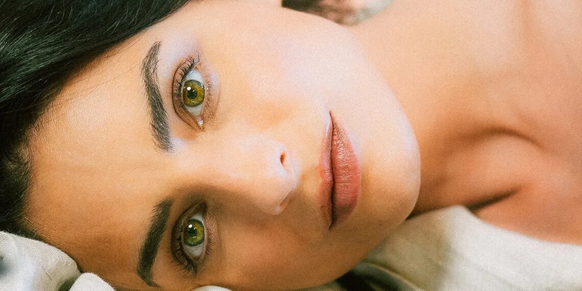Aislinn Derbez escribe en Vogue: “Dos personas pueden separarse y seguir siendo familia sin que nadie más lo tenga que entender del todo”