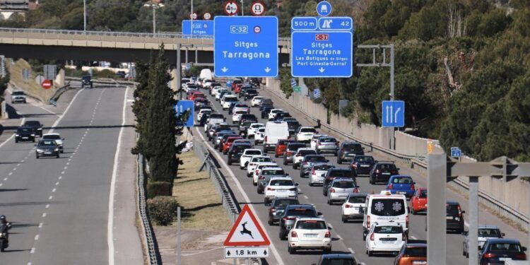 Decenas de vehículos en una carretera con tráfico, en una imagen de archivo.