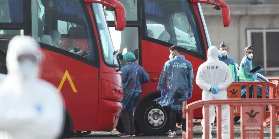 10/05/2026 Los ciudadanos españoles evacuados del crucero MV Hondius fondeado cerca del puerto de Granadilla suben a los autocares de la UME, a 10 de mayo de 2026, en Granadilla de Abona, Tenerife, Islas Canarias (España). El operativo de evacuación del crucero MV Hondius con hantavirus está dispuesto para comenzar las operaciones de desembarco y traslado de los pasajeros a sus respectivos países. SALUD Álex Rosa