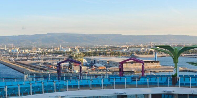 El crucero, antes de partir de Tarragona.