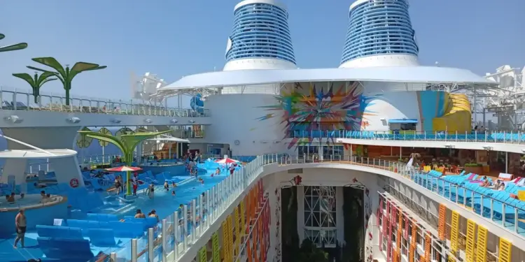 El mayor crucero del mundo llega a Palma: así es el impresionante 'Legend of the Seas', un gigante con capacidad para 7.600 pasajeros