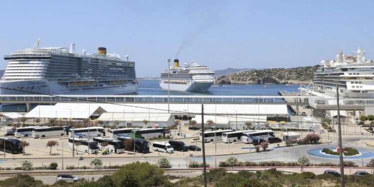 Miles de pasajeros de tres cruceros vuelven a provocar el caos en es Botafoc