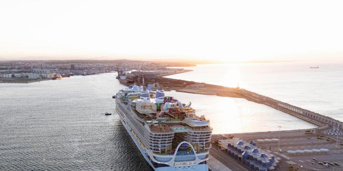 El Legend of the Seas, el crucero más grande del mundo, amarrado en el Muelle de Baleares del Port de Tarragona.